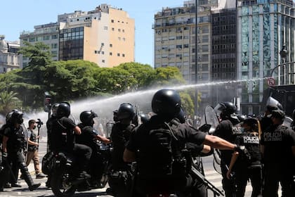 Incidentes en la Avenida 9 de Julio durante el sepelio de Diego Maradona