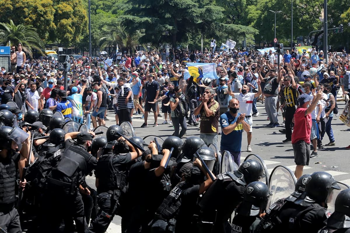 Incidentes en la Avenida 9 de Julio durante el sepelio de Diego Maradona