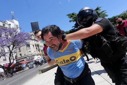 Incidentes en la Avenida 9 de Julio durante el sepelio de Diego Maradona