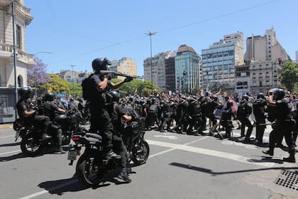 Incidentes en la Avenida 9 de Julio durante el sepelio de Diego Maradona
