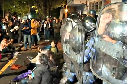 Incidentes en la casa del gobernador de Misiones, Hugo Passalacqua, durante la protesta docente y no docente por reclamos salariales