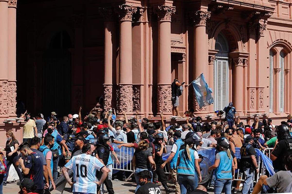 Incidentes en la Casa Rosada durante el sepelio de Diego Maradona