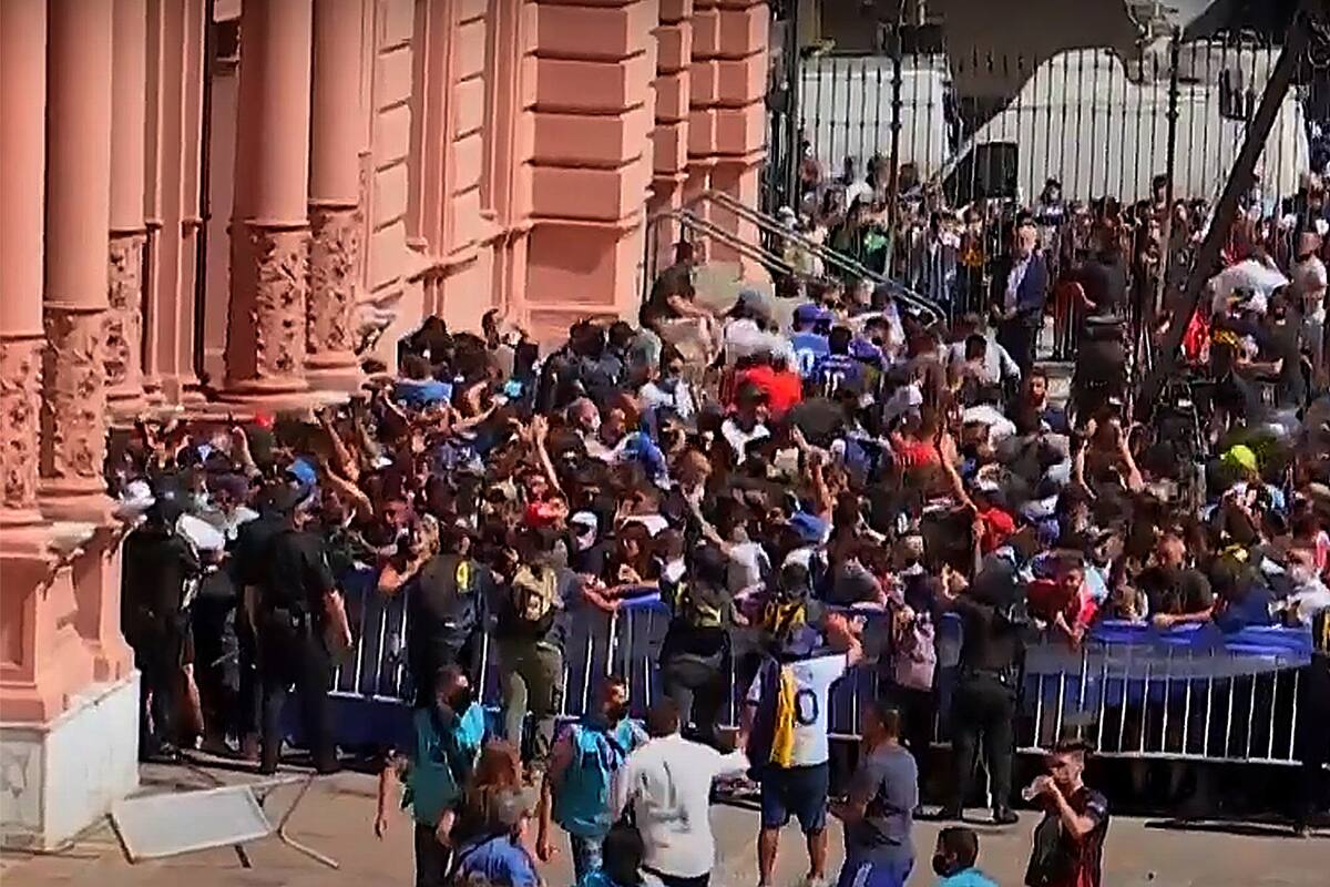 Incidentes en la Casa Rosada durante el sepelio de Diego Maradona