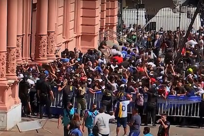Incidentes en la Casa Rosada durante el sepelio de Diego Maradona