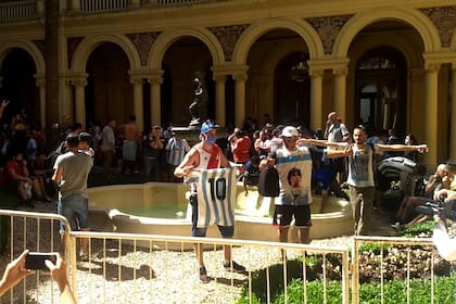 Incidentes en la Casa Rosada durante el velatorio de Diego Maradona