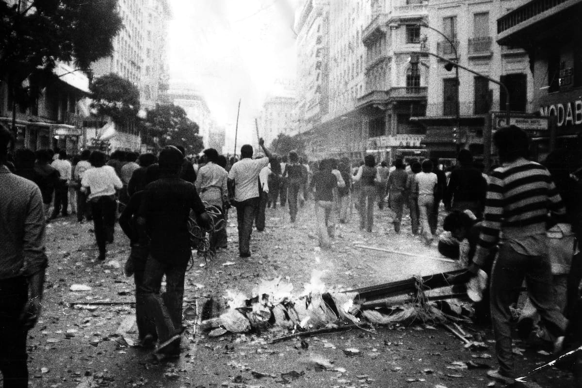 Incidentes en la Plaza de Mayo tras la retirada de Montoneros, en mayo de 1974