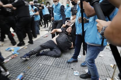 Algunas personas fueron alejadas del lugar por la policía