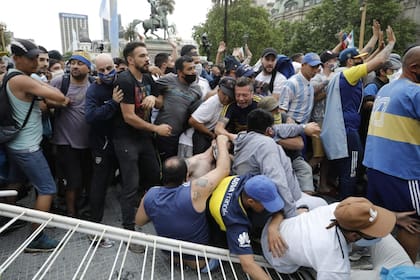 El velatorio de Diego Maradona en la Casa Rosada terminó en un caos, con una invasión en el Patio de las Palmeras y represión en la 9 de Julio