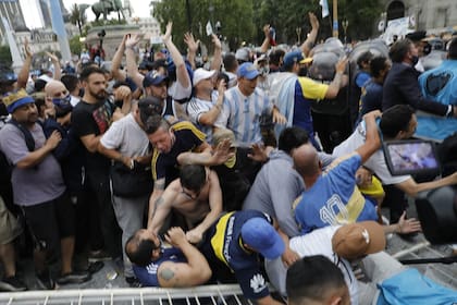 Hubo empujones y varias personas terminaron derribando las vallas y cayendo al suelo