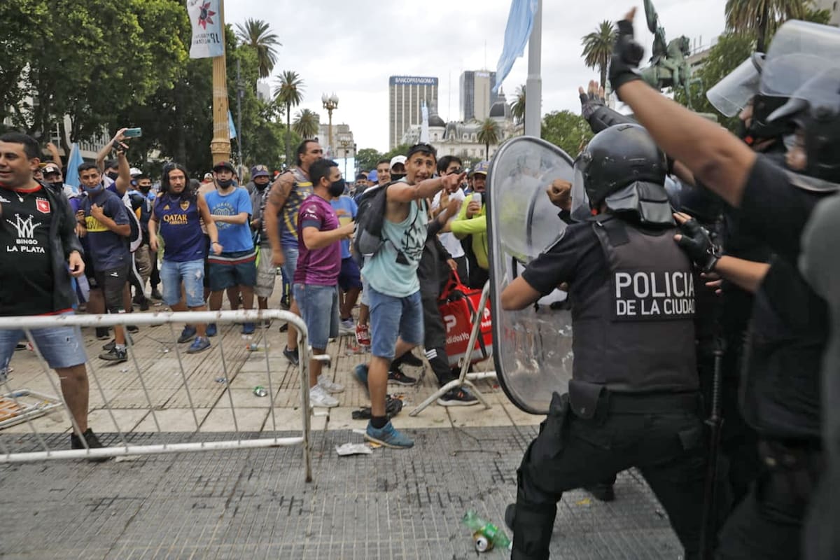 Incidentes en la puerta de Casa Rosada para entrar al velatorio de Diego Maradona