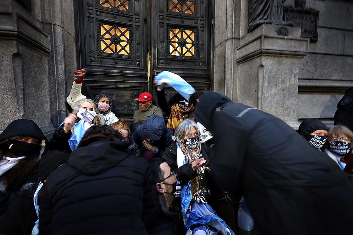 Incidentes en la puerta del Congreso en la previa de la sesión presencial de Juntos por el Cambio