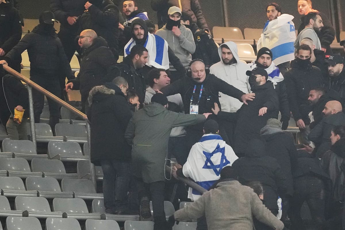 Incidentes en las tribunas durante un encuentro de la Nations League entre Francia e Israel dentro del Stade de France (AP Foto/Thibault Camus)