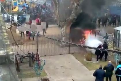 Otra imagen de la violenta protesta que se realizó ayer en Lomas de Zamora.