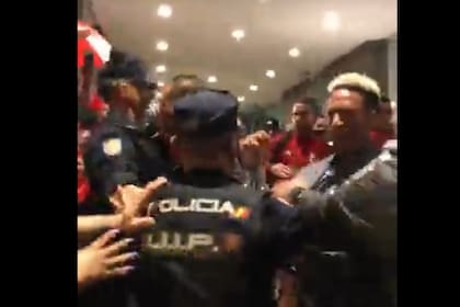 Incidentes entre futbolistas de Perú y la policía en Madrid