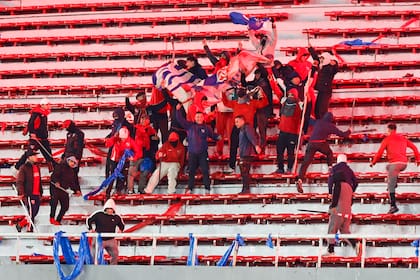 Incidentes entre la barra de U de Chile y la barra de Independiente