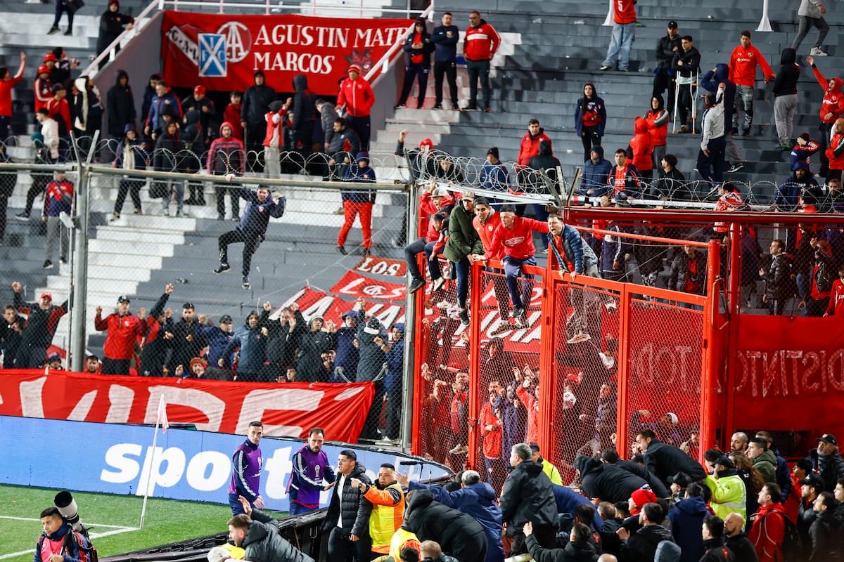 Incidentes entre la barra de U de Chile y la barra de Independiente