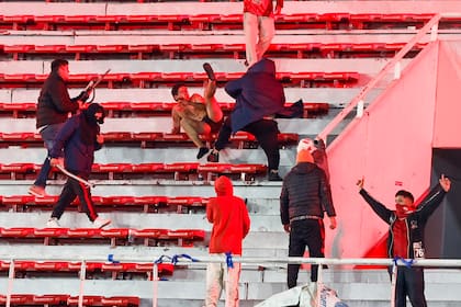 Incidentes entre la barra de Universidad de Chile y la barra de Independiente