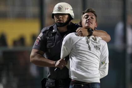 Los hinchas invadieron la cancha