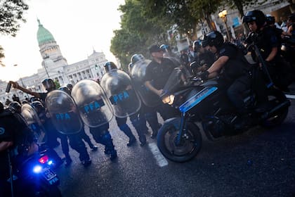 Incidentes entre los manifestantes y las fuerzas de seguridad en las inmediaciones del Congreso de la Nación