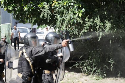 Incidentes entre manifestantes y la policía en el Consejo Deliberante de Quilmes
