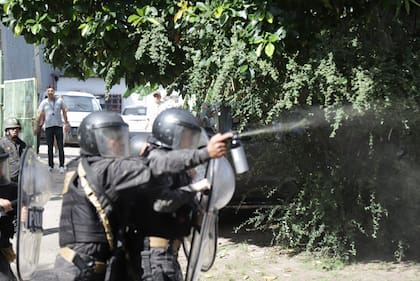 Incidentes entre manifestantes y la policía en el Consejo Deliberante de Quilmes
