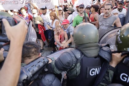 Incidentes entre manifestantes y las fuerzas de seguridad federales, ayer frente al Congreso de la Nación