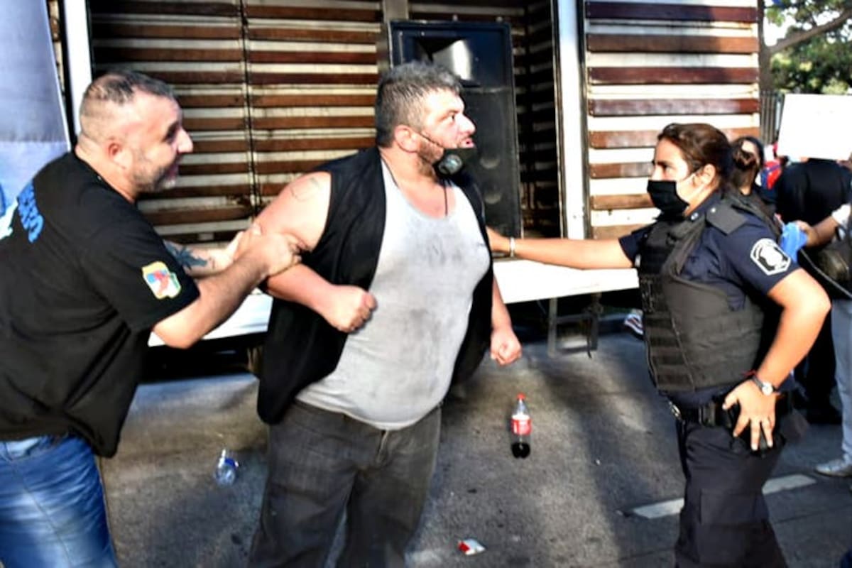 Incidentes frente a la Quinta de Olivos durante la manifestación del 27F.