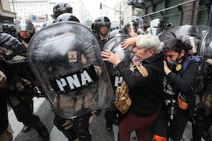 Rechazan que el acusado de atacar a un policía frente al Congreso evite el juicio a cambio de tareas comunitarias