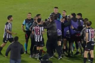 Serios incidentes tras el enojo de los jugadores con el árbitro del encuentro