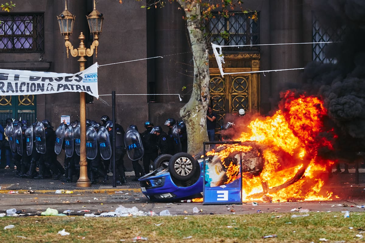 Incidentes y destrozos en las inmediaciones del Congreso, durante el tratamiento los proyectos de Ley de Bases y Paquete Fiscal en el Senado