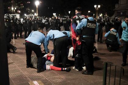 Incidentes y detenidos en la movilización en Flores