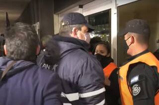 Extrabajadores de LAN forcejearon con la policía aeroportuaria