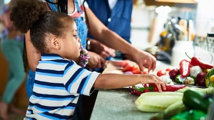 Incluir a los niños en la preparación de los alimentos también puede aumentar su deseo de probar comidas con las que no están familiarizados