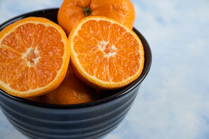 Incluir un bowl de naranjas y mandarinas al centro de mesa puede ayudar a atraer dinero