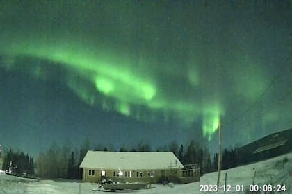 Incluso en ciudades como South Indian Lake, Manitoba, en Canadá, donde se pueden ver las luces del norte con frecuencia, se maravillaron con la intensidad de las luces de la madrugada del 1° de diciembre