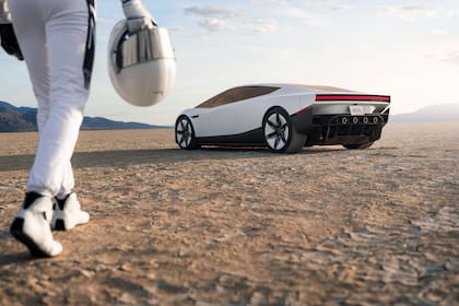 Incluso las imágenes promocionales del modelo buscaron mostrar su desarrollo en conjunto con Space X