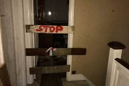 Incluso los okupas habían clavado algunas maderas en la puerta del baño para que nadie cayera por el enorme agujero en el piso