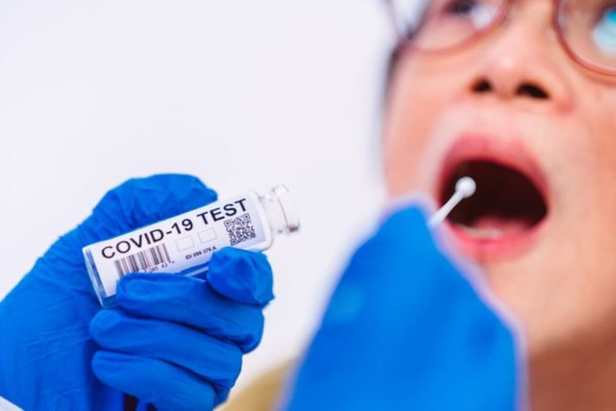 Incluso luego de ser inmunizadas, las personas pueden transmitir el coronavirus a quienes no lo estén; el consejo de los infectólogos ante la aparición de síntomas