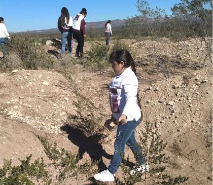 Incluso menores participan en ocasiones en las labores de rastreo, como esta niña que ayudó en la búsqueda de su hermano