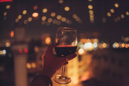 “Incluso niveles bajos de consumo de alcohol, como una bebida al día, pueden contribuir al riesgo de cáncer de diversas maneras”, dijo Keshavarzian