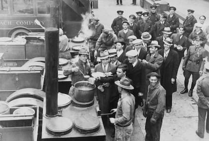 Incluso quienes habían conseguido un empleo público gracias al New Deal de Roosevelt debían recurrir a la comida gratuita entregada por el gobierno