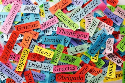 Incluso si los padres no son completamente multilingües, aún pueden propiciar una mezcla de idiomas en el hogar