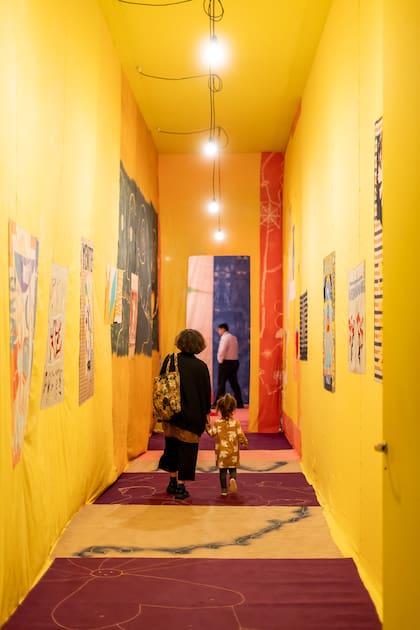 Incluso son de tela las obras colgadas en el pasillo de ingreso: recreaciones de pinturas que pertenecen al acervo institucional