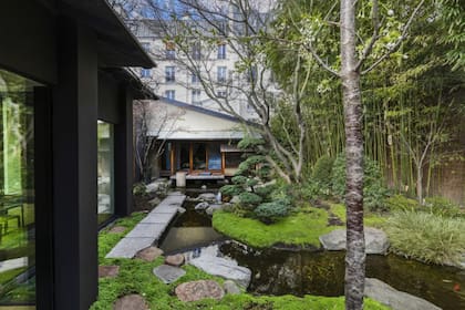 Incluye un auténtico jardín japonés con un estanque de piedra lleno de peces koi