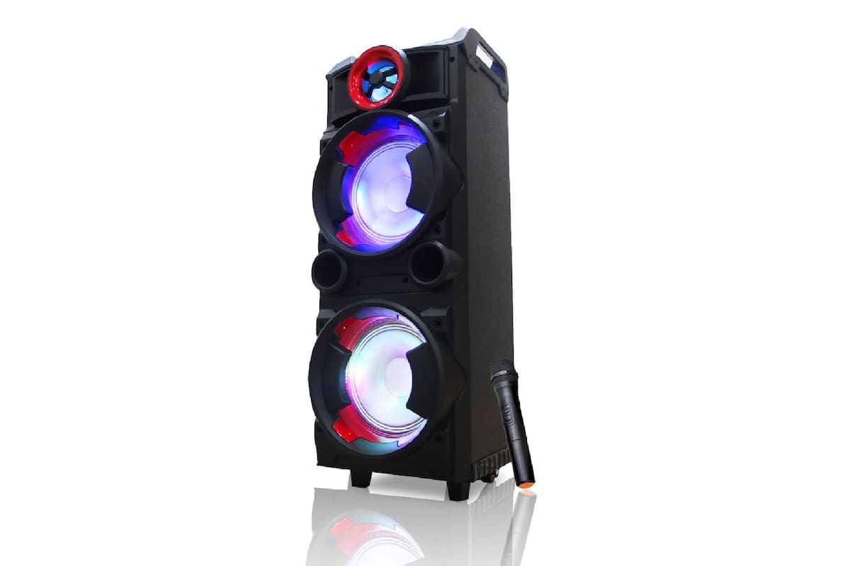 Incluye un micrófono inalámbrico, soporte para tablet, luces led y sincronización por Bluetooth