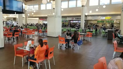 Incluye un patio de comidas con una diversa variedad de ofertas gastronómicas