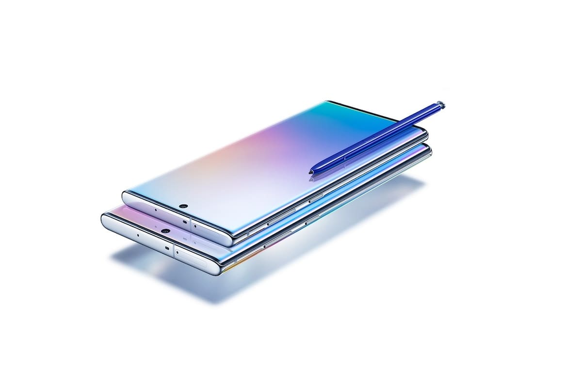 Incluye una amplia pantalla de 6,8” que va de borde a borde y un S Pen mejorado con un botón que permite, por ejemplo, accionar la cámara a distancia
