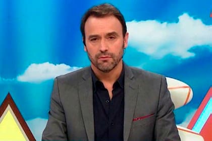 Incómodo, Adrián Pallares fue quien tomó la palabraen el ciclo de América TV