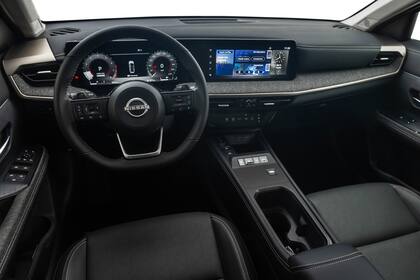 Incorpora pantallas combinadas de 24" con conectividad inalámbrica con Apple CarPlay y Android Auto