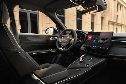Incorpora una pantalla multimedia de 15,4″ y un instrumental digital de 10,2″